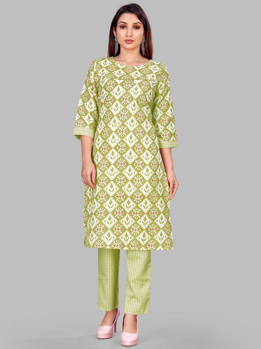 

SUNDARNAARI Ethnic Motifs Printed Regular Gotta Patti Kurta with Pyjamas, Green