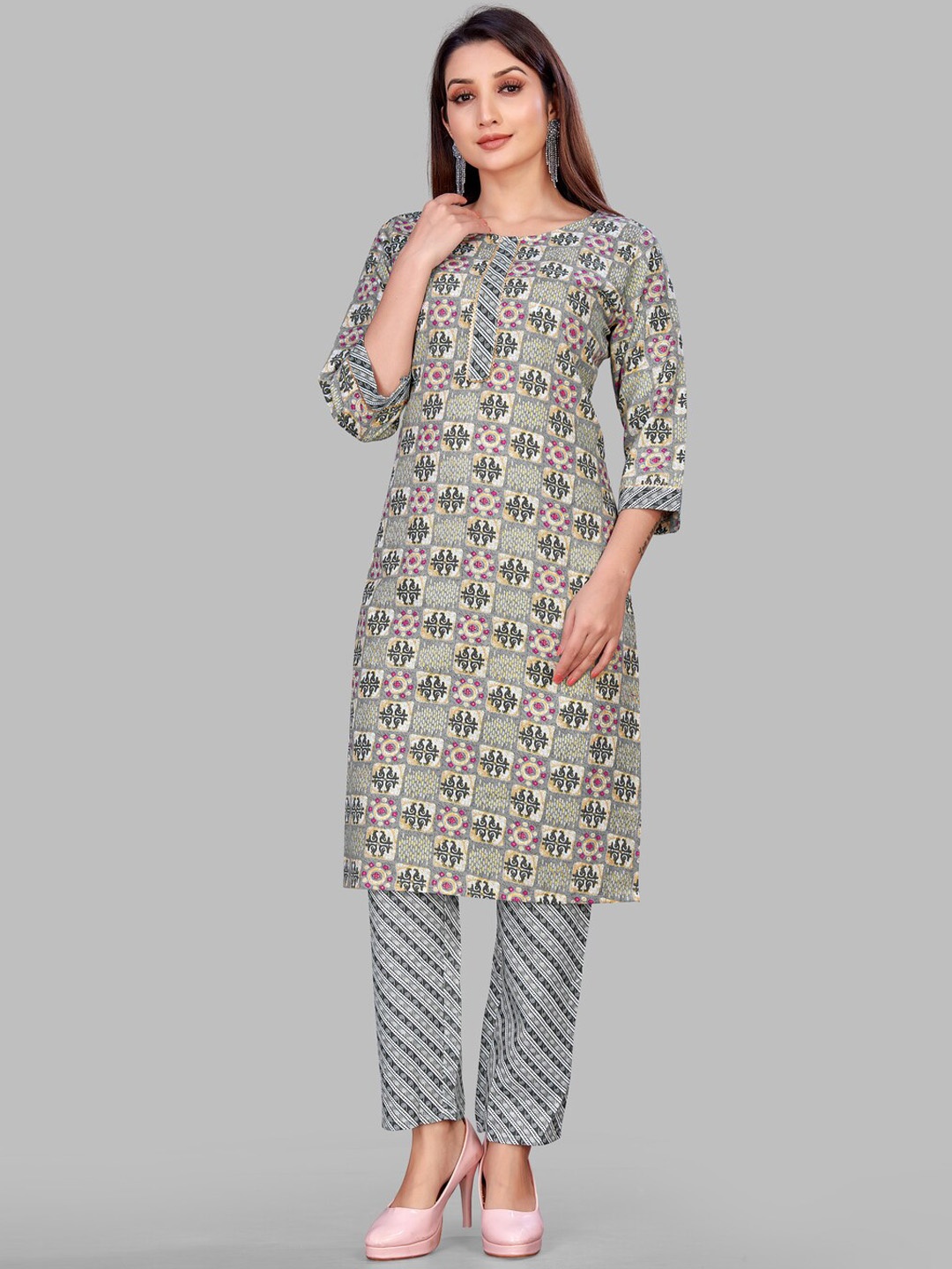 

SUNDARNAARI Ethnic Motifs Printed Gotta Patti Straight Kurta With Trouser, Grey