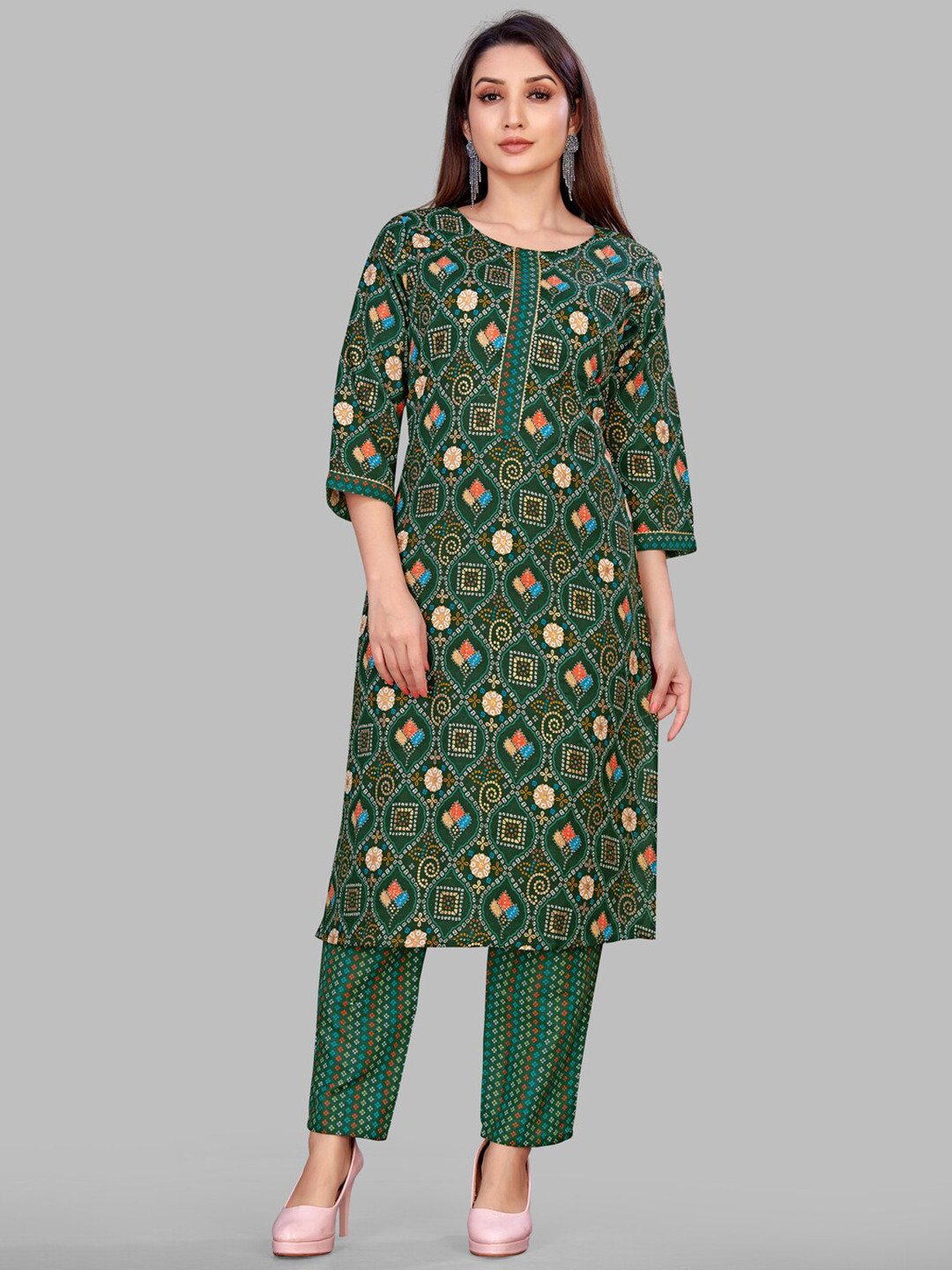 

SUNDARNAARI Bandhani Printed Gotta Patti Straight Kurta With Trouser, Green