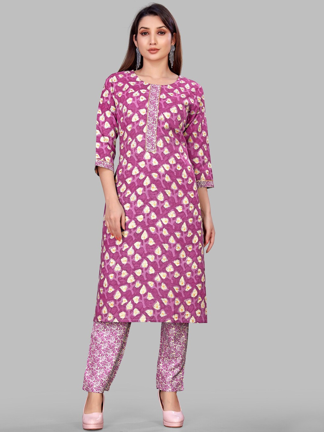 

SUNDARNAARI Ethnic Motifs Printed Gotta Patti Straight Kurta With Trousers, Pink