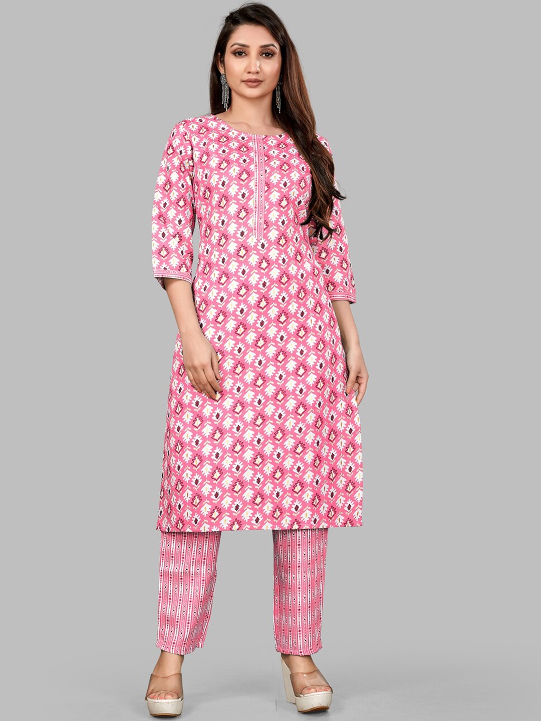 

SUNDARNAARI Ethnic Motifs Printed Gotta Patti Straight Kurta with Trousers, Pink