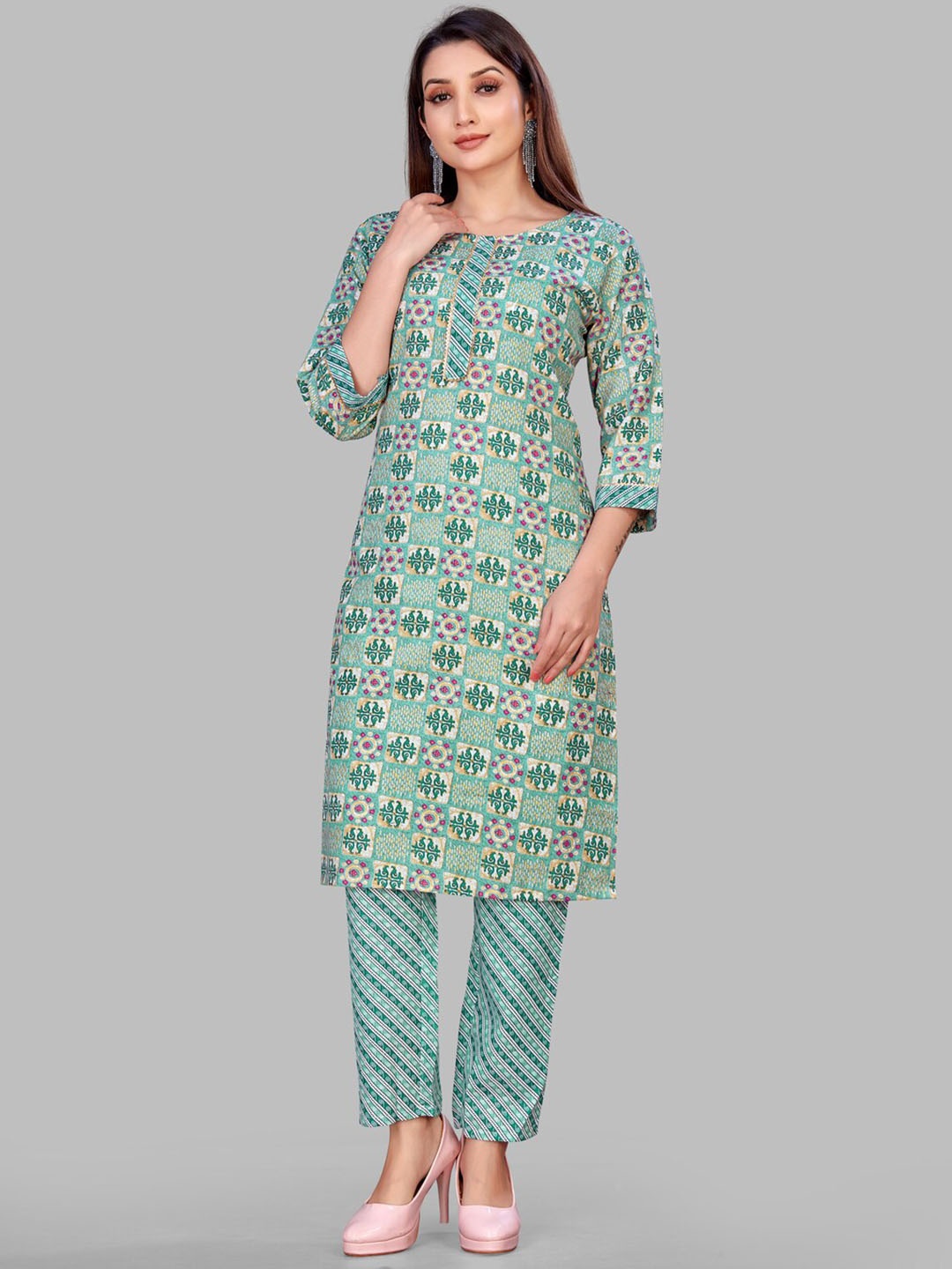 

SUNDARNAARI Ethnic Motifs Printed Gotta Patti Straight Kurta With Trouser, Green