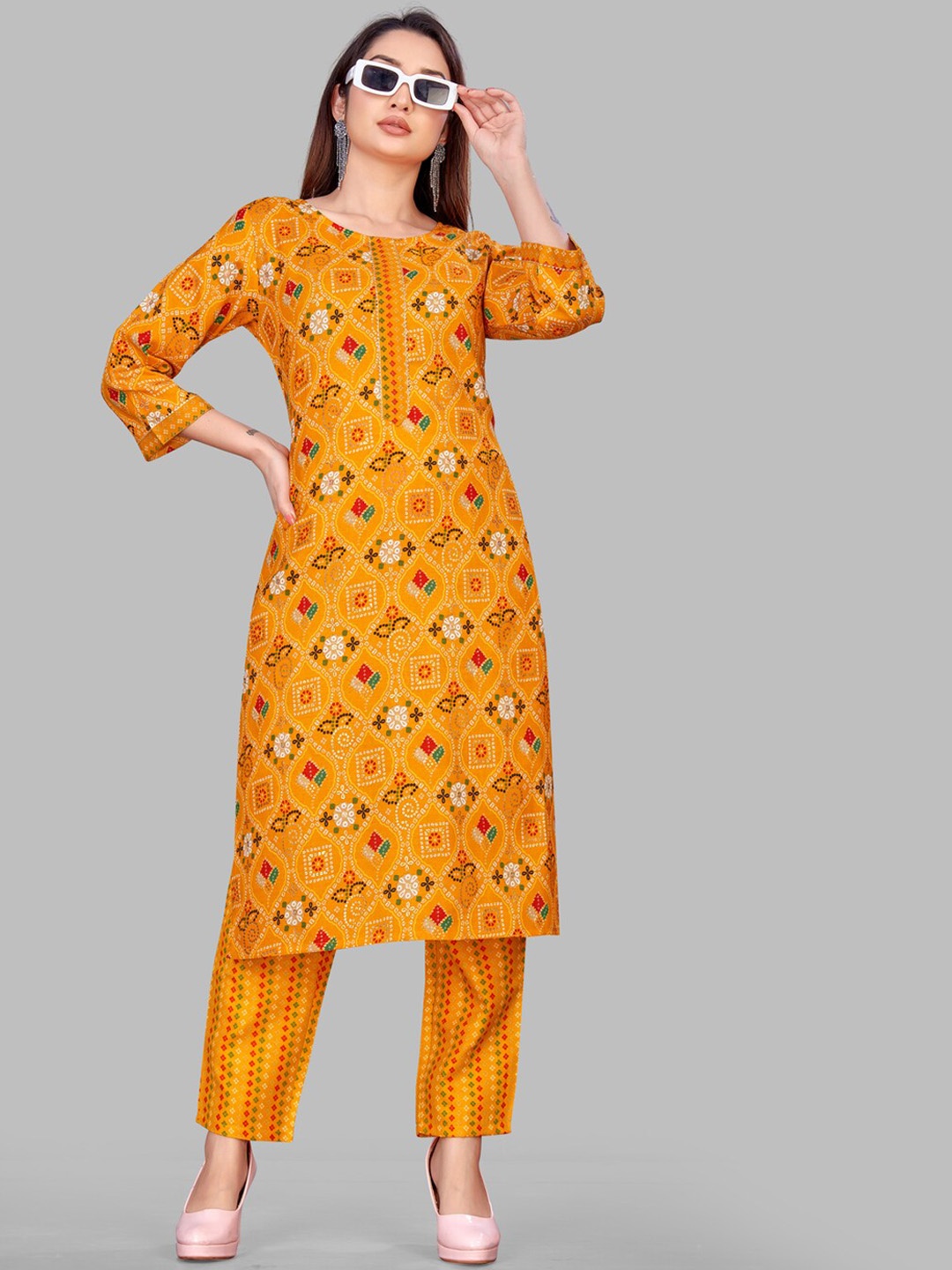 

SUNDARNAARI Bandhani Printed Gotta Patti Straight Kurta With Trouser, Yellow