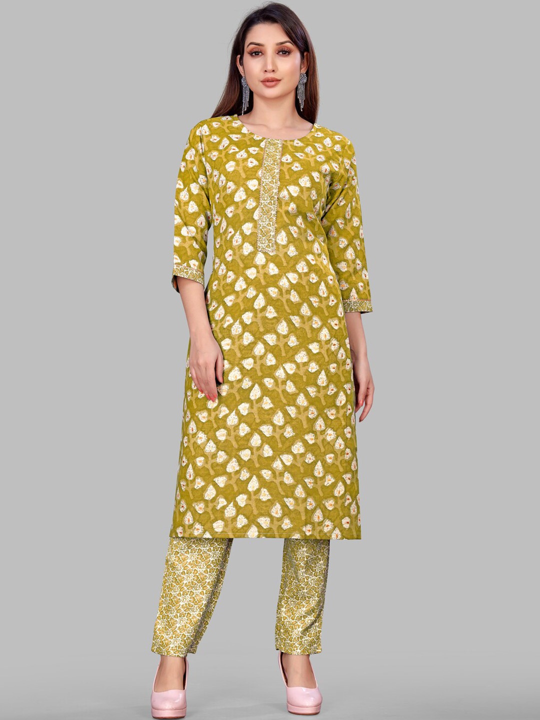 

SUNDARNAARI Ethnic Motifs Printed Gotta Patti Straight Kurta with Trousers, Yellow