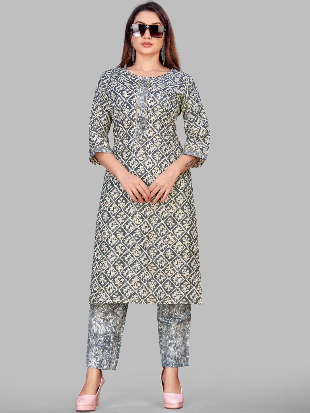 

SUNDARNAARI Ethnic Motifs Printed Gotta Patti Straight Kurta with Trousers, Grey