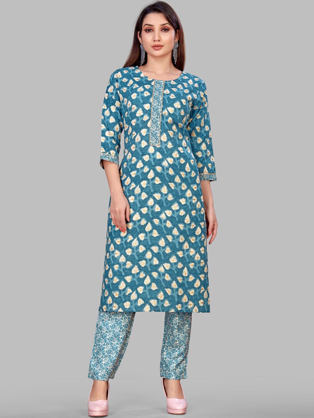 

SUNDARNAARI Ethnic Motifs Printed Gotta Patti Straight Kurta With Trousers, Blue