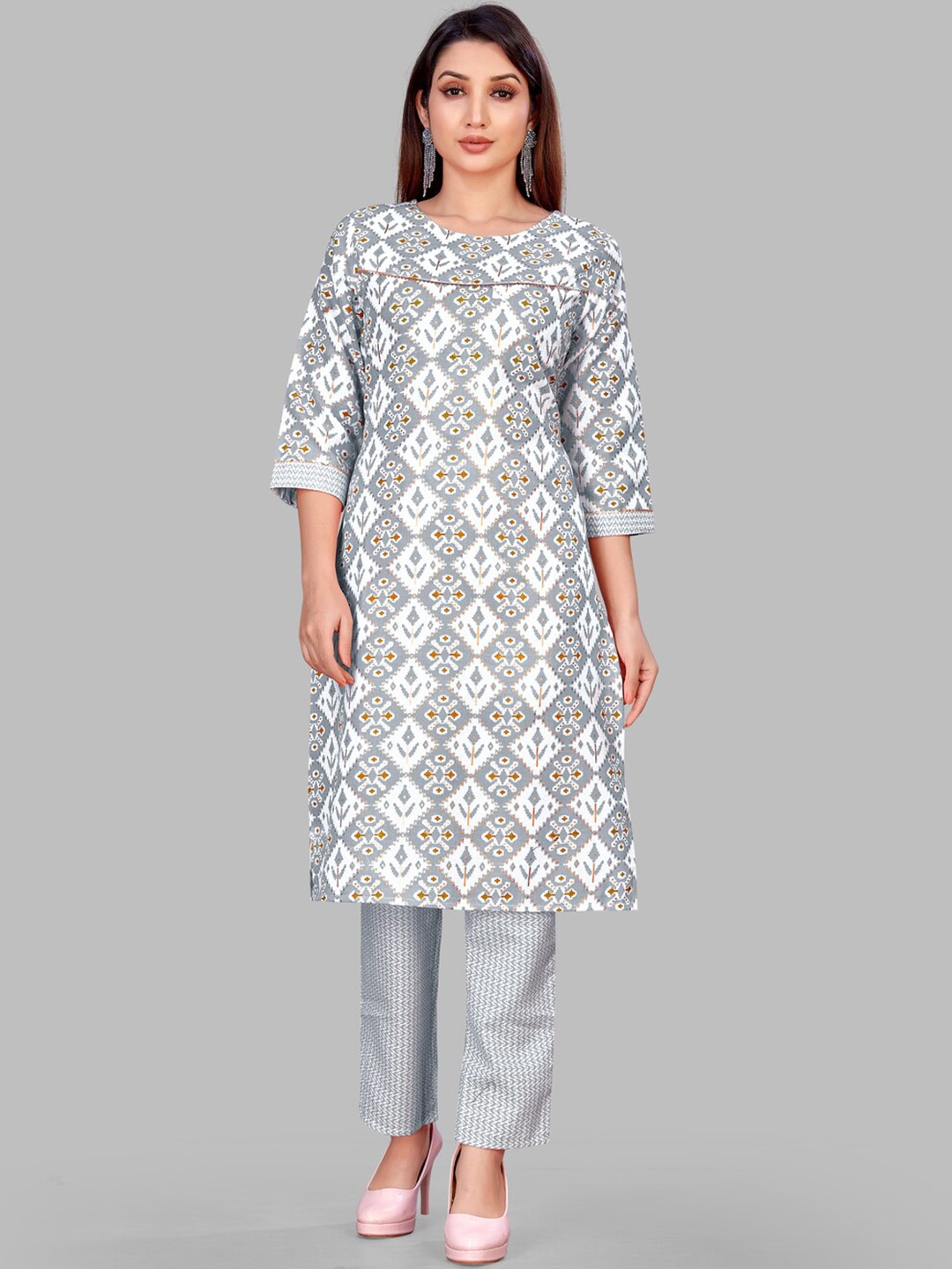 

SUNDARNAARI Ethnic Motifs Printed Gotta Patti Straight Kurta with Trouser, Grey