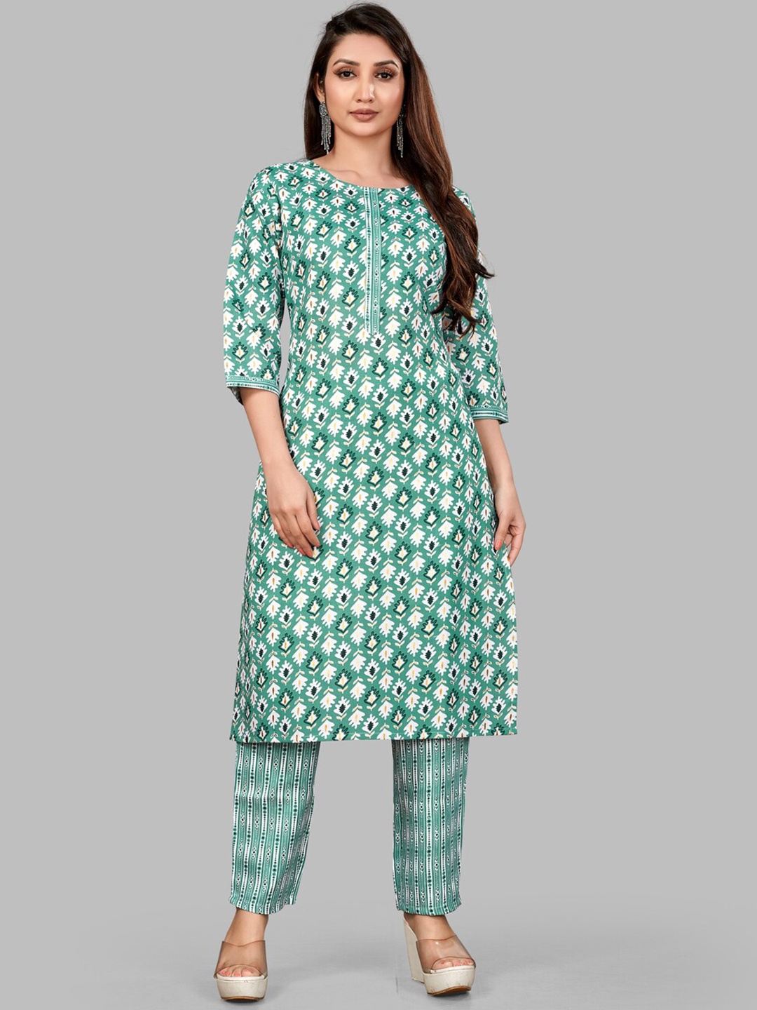 

SUNDARNAARI Ethnic Motifs Printed Gotta Patti Straight Kurta With Trousers, Green