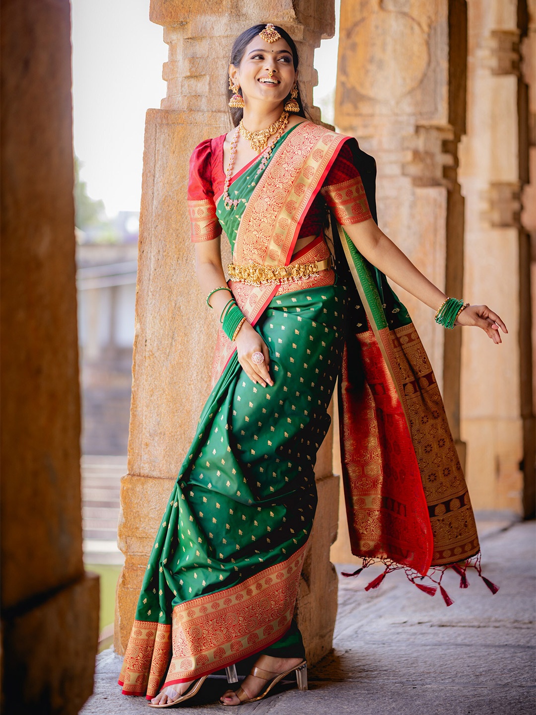 

MIMOSA Ethnic Motifs Woven Design Zari Art Silk Kanjeevaram Saree, Green