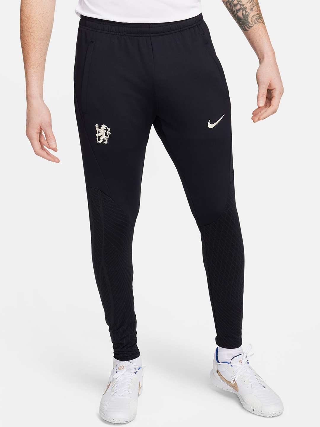 

Nike Chelsea F.C. Strike Men Nike Dri-FIT Football Slim-Fit Joggers, Blue