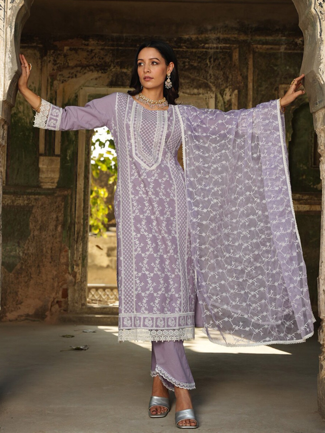 

Meena Bazaar Ethnic Motifs Regular Thread Work Kurta with Trousers & With Dupatta, Purple