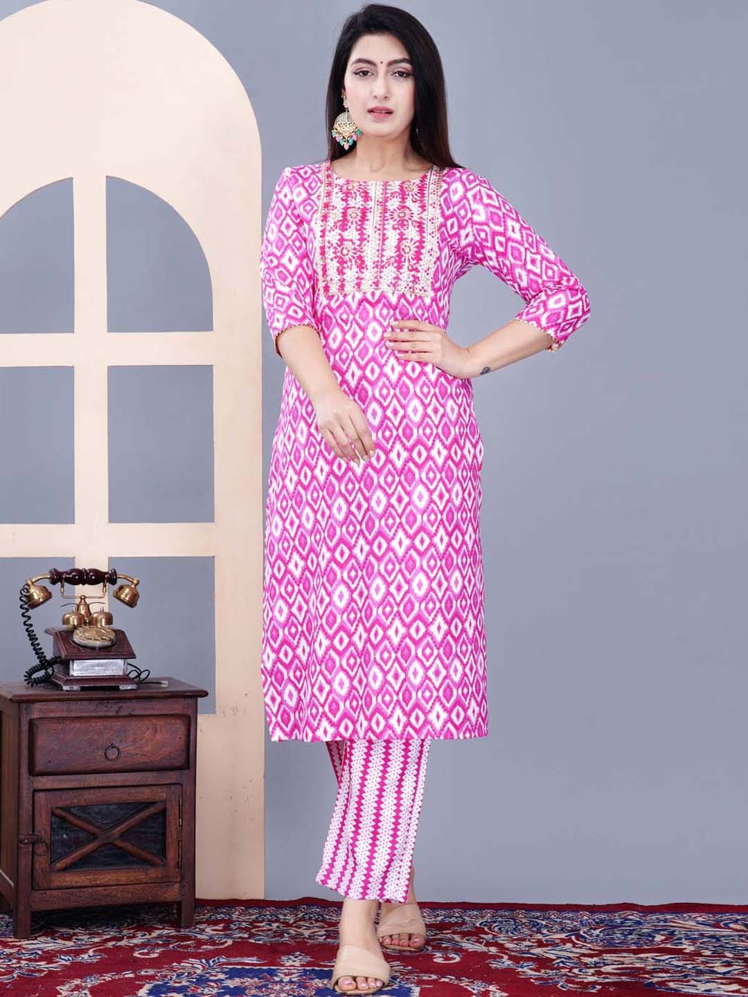 

Meena Bazaar Floral Printed Straight Kurta with Trousers, Pink