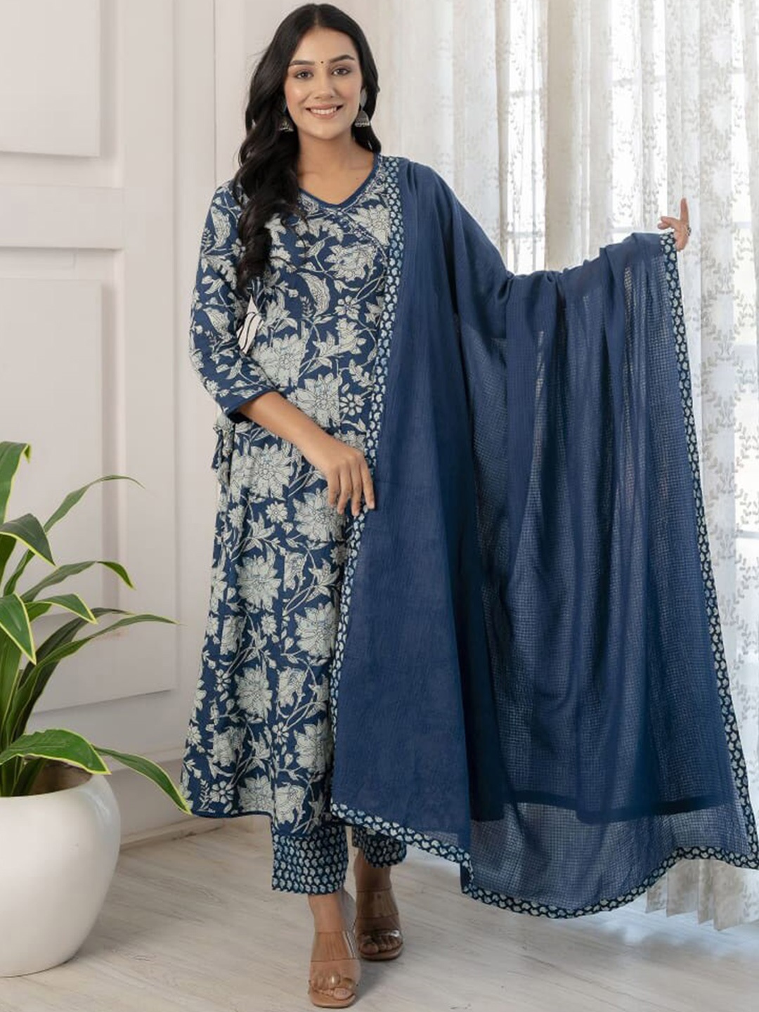 

Meena Bazaar Floral Printed Straight Kurta with Trousers & With Dupatta, Navy blue