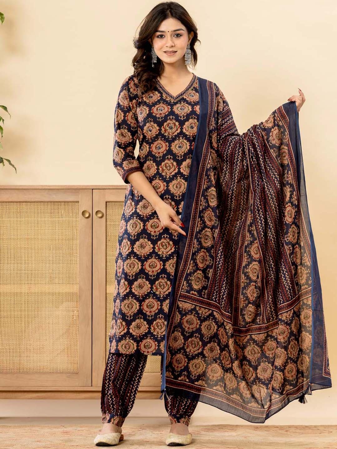 

Meena Bazaar Floral Printed Straight Kurta with Trousers & With Dupatta, Navy blue