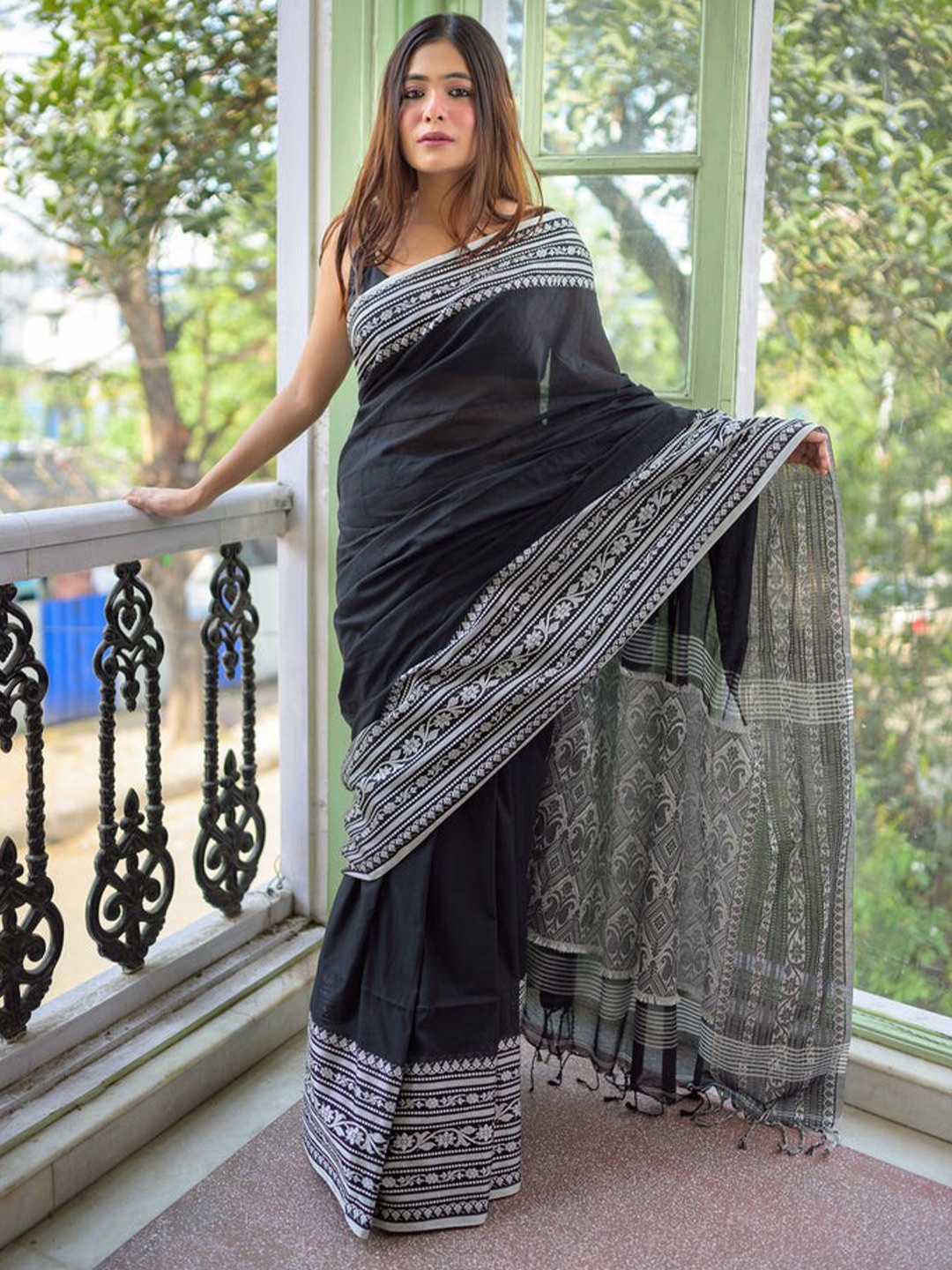

RODDUR Woven Design Pure Cotton Saree, Black