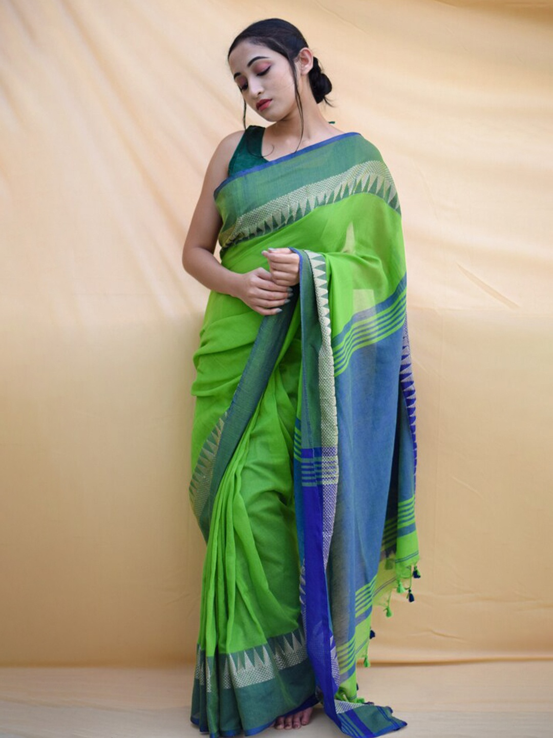 

RODDUR Woven Design Pure Cotton Saree, Green