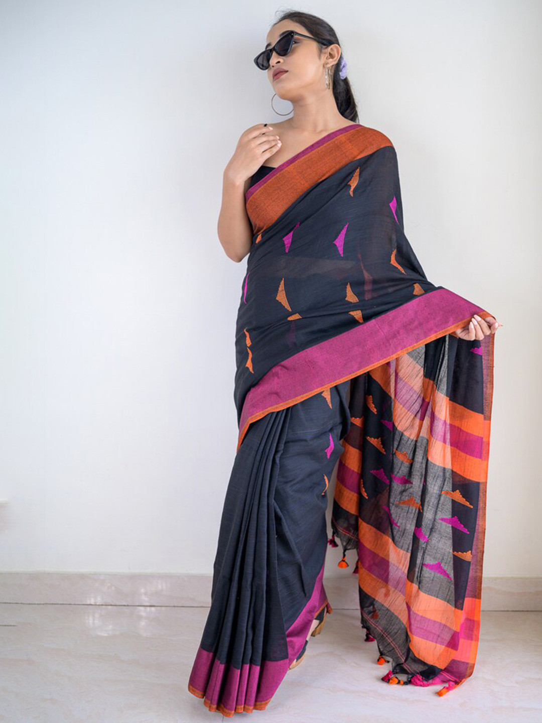 

RODDUR Ethnic Motifs Woven Design Pure Cotton Saree, Black
