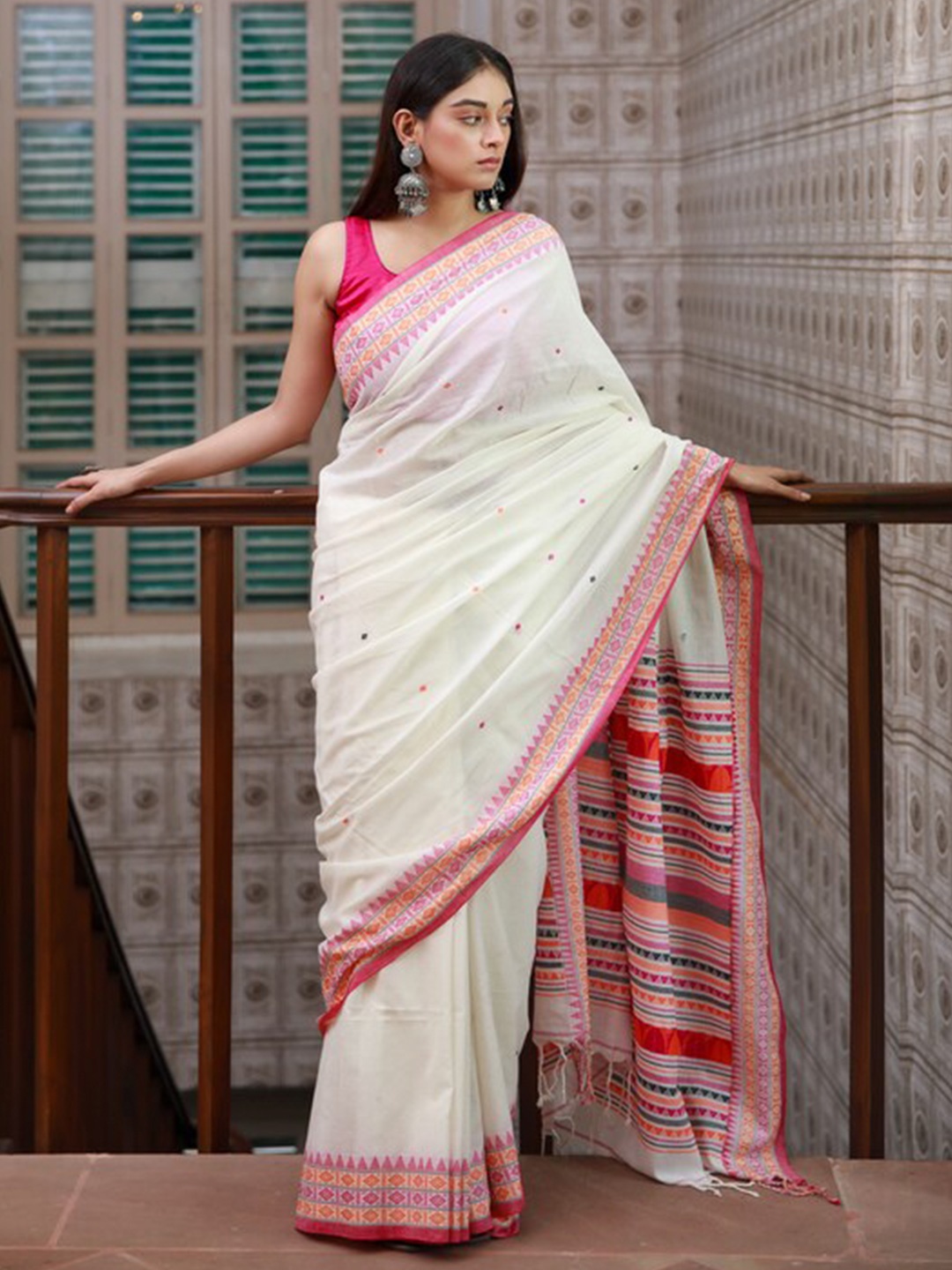 

RODDUR Geometric Printed Pure Cotton Saree, White