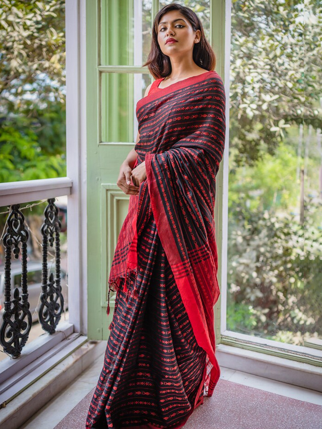 

RODDUR Ethnic Motifs Woven Design Pure Cotton Saree, Black