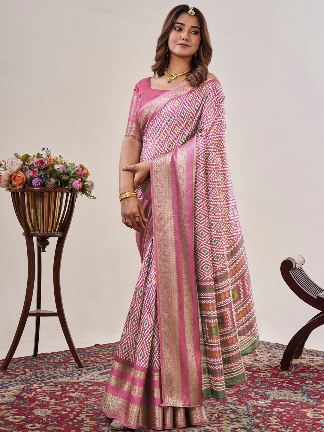 

Saree mall Pink Geometric Printed Zari Sungudi Saree
