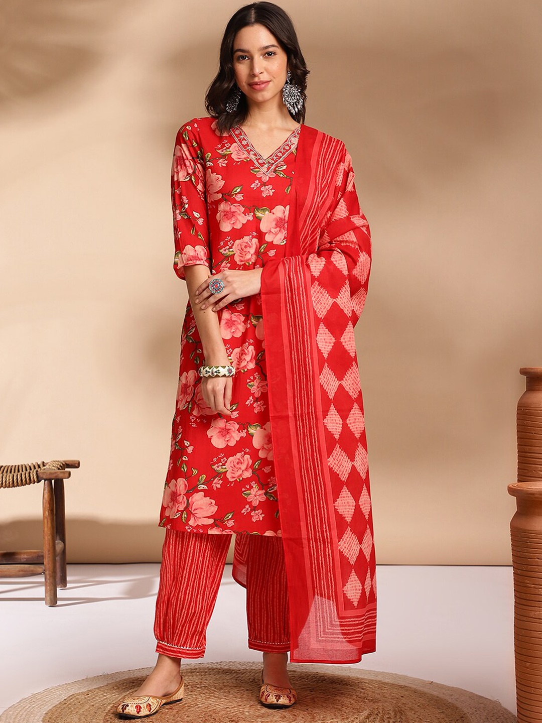 

Anouk Floral Printed V Neck Three-Quarter Sleeves Pure Cotton Kurta Set, Red