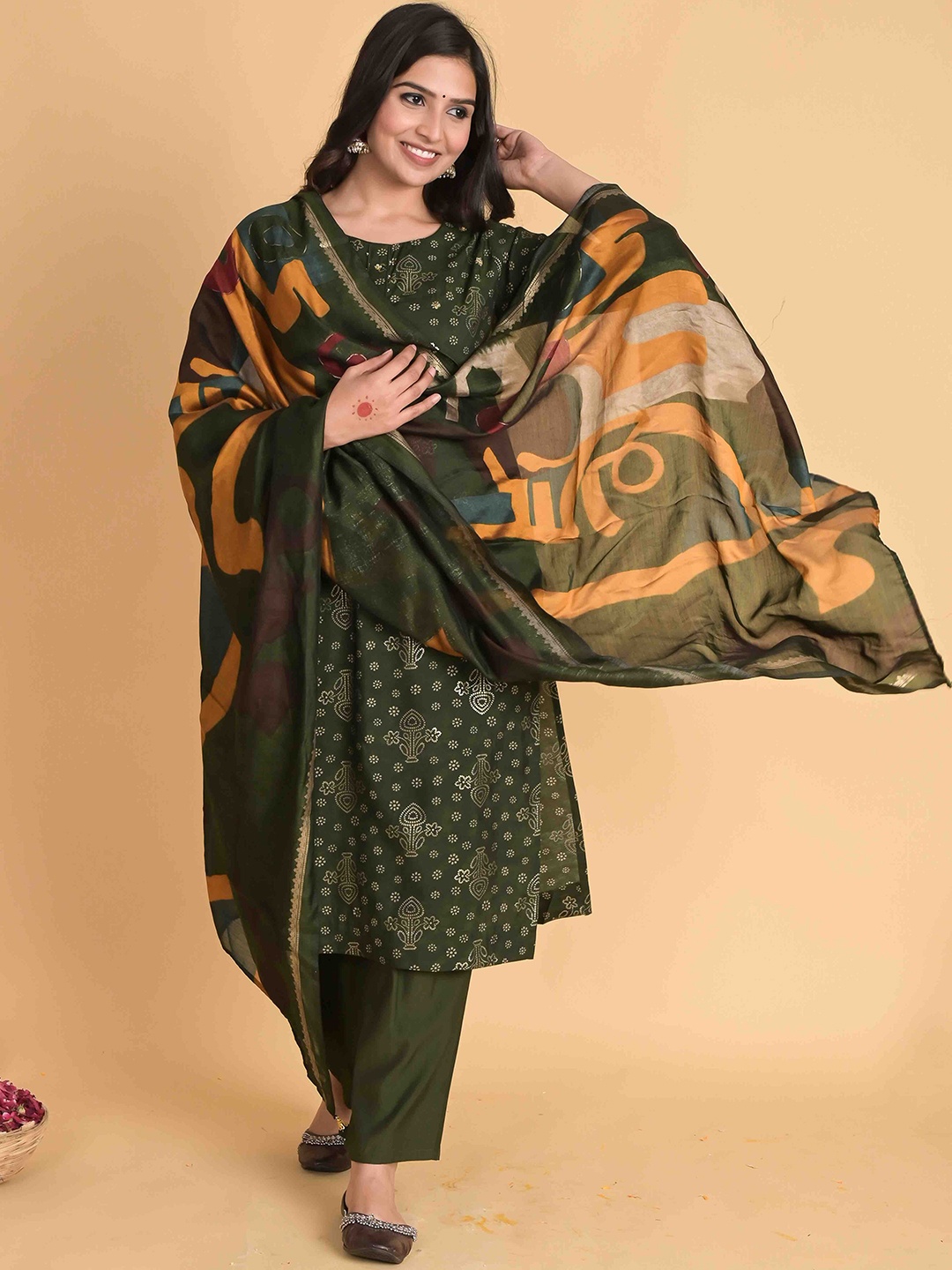 

Do Dhaage Floral Printed Regular Kurta with Trousers & Dupatta, Green