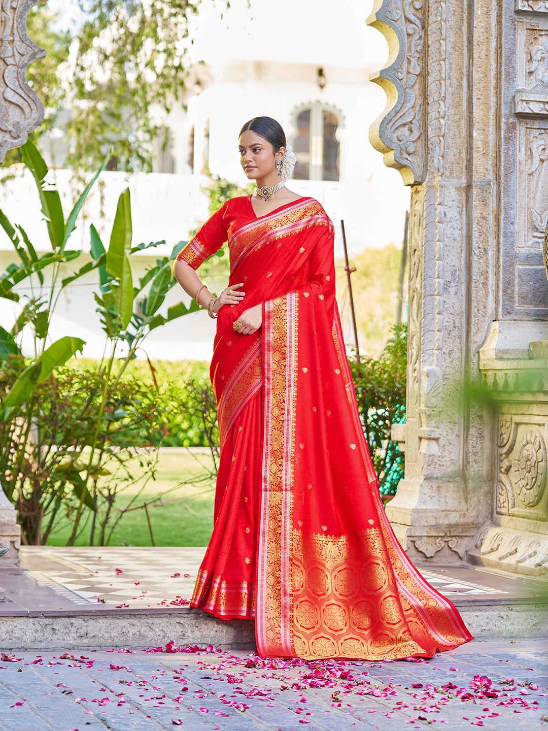 

SWORNOF Ethnic Motifs Woven Design Zari Saree, Red