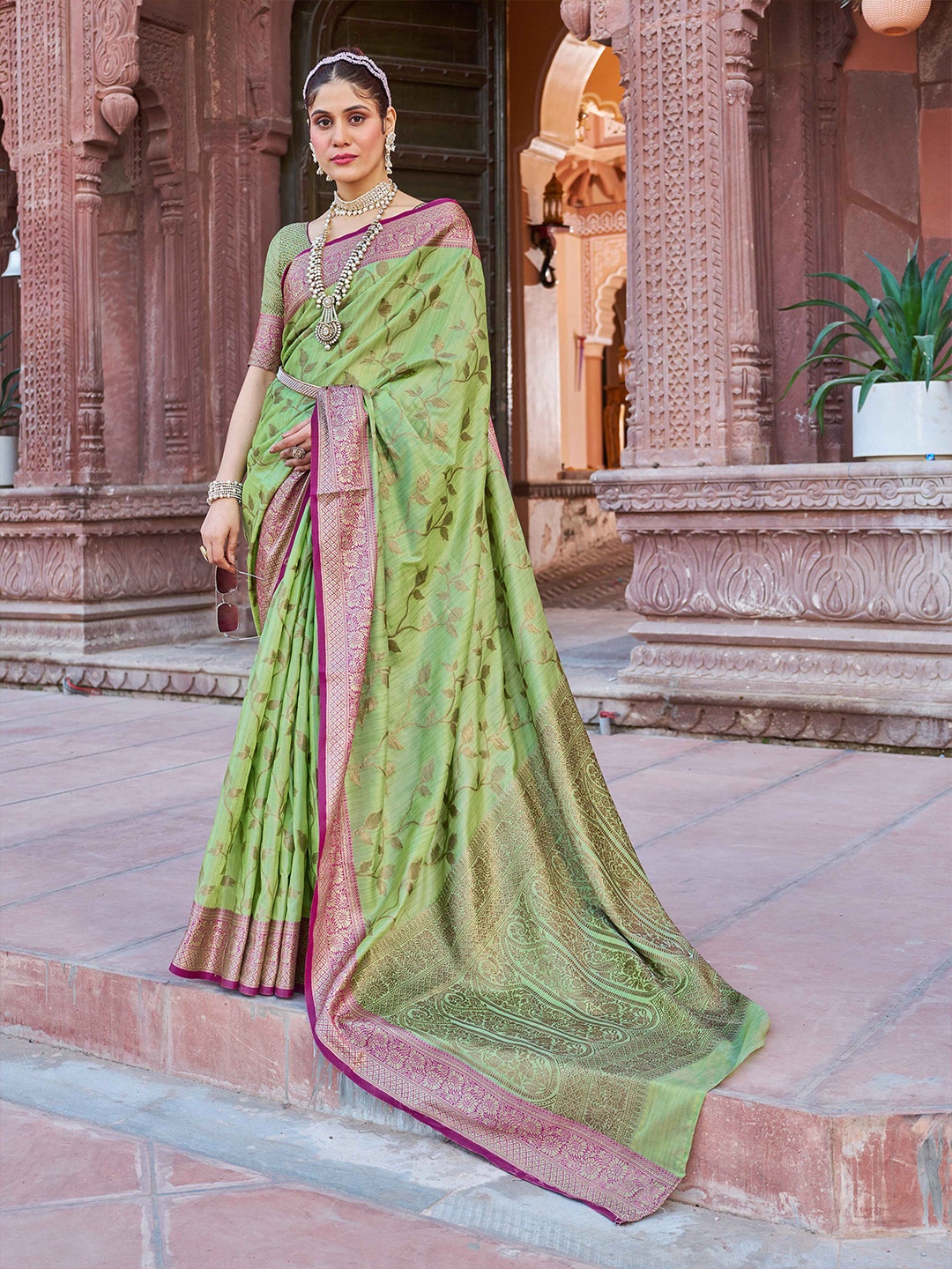 

SWORNOF Floral Woven Design Zari Saree, Lime green