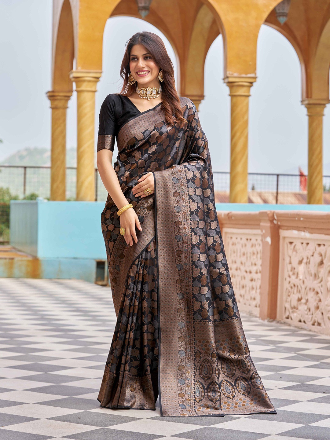 

SWORNOF Ethnic Motifs Woven Design Zari Saree, Black