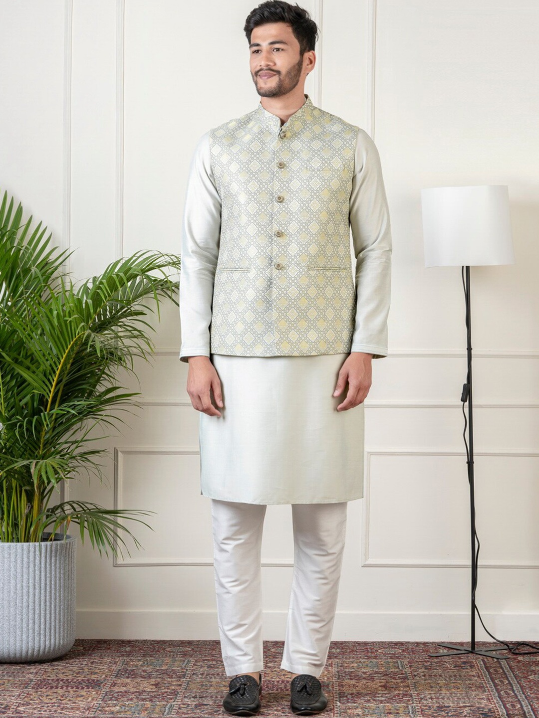 

TheEthnic.Co Mandarin Collar Straight Kurta With Pyjamas & Jacket, Grey