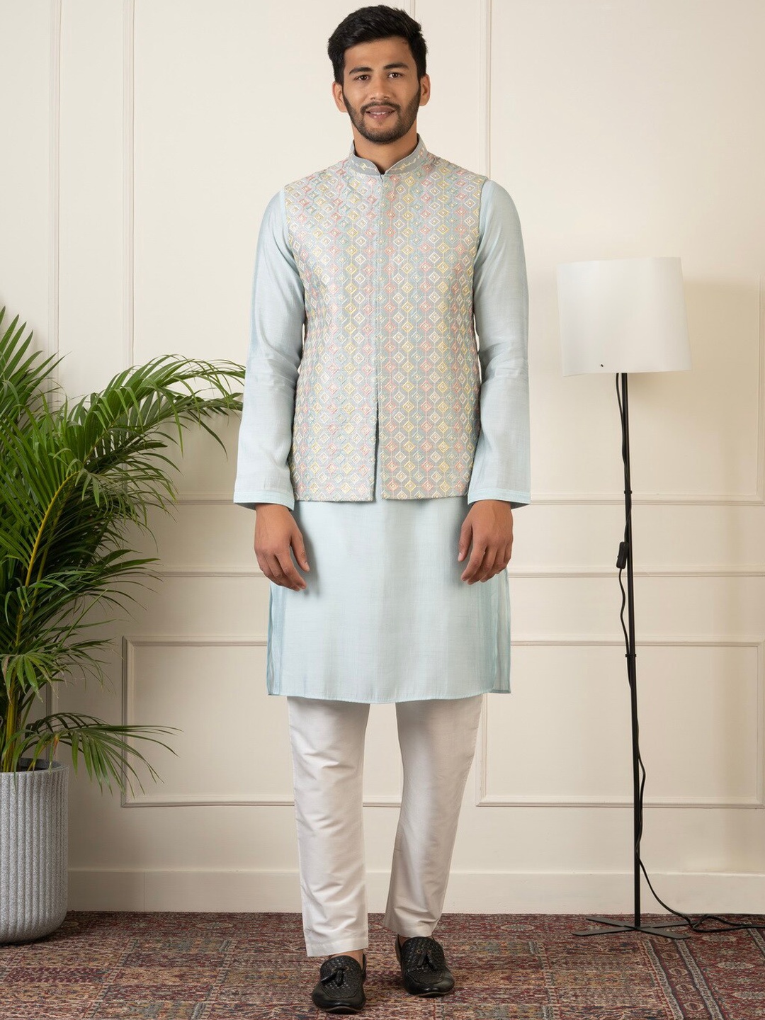 

TheEthnic.Co Mandarin Collar Straight Kurta With Pyjamas & Nehru Jacket, Grey