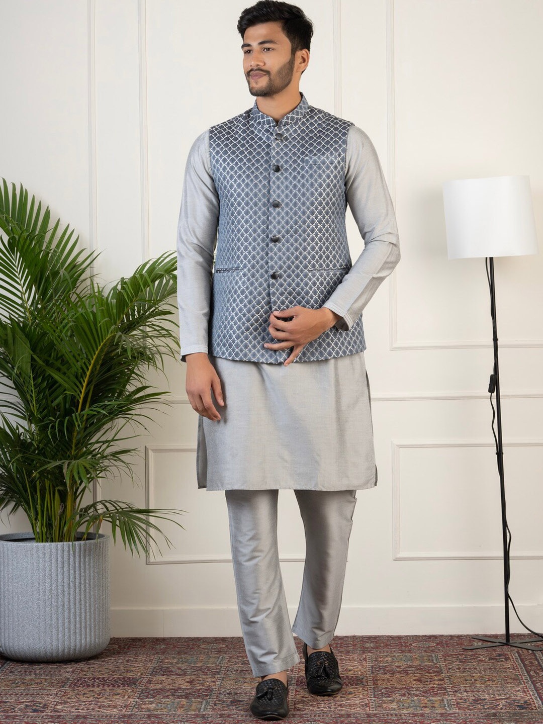 

TheEthnic.Co Mandarin Collar Straight Kurta With Pyjamas & Nehru Jacket, Grey
