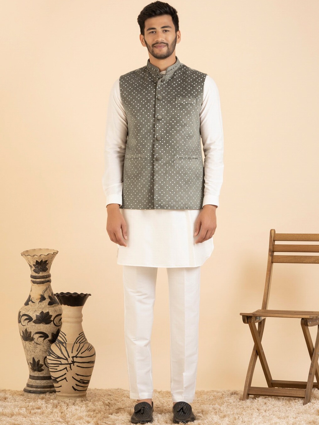 

TheEthnic.Co Mandarin Collar Velvet Straight Kurta With Trouser & Nehru Jacket, Grey