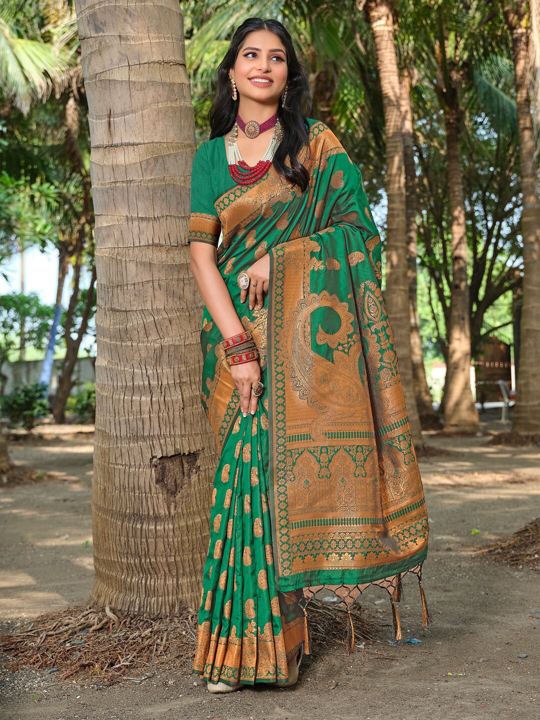 

Mitera Ethnic Motifs Woven Design Zari Banarasi Saree, Green