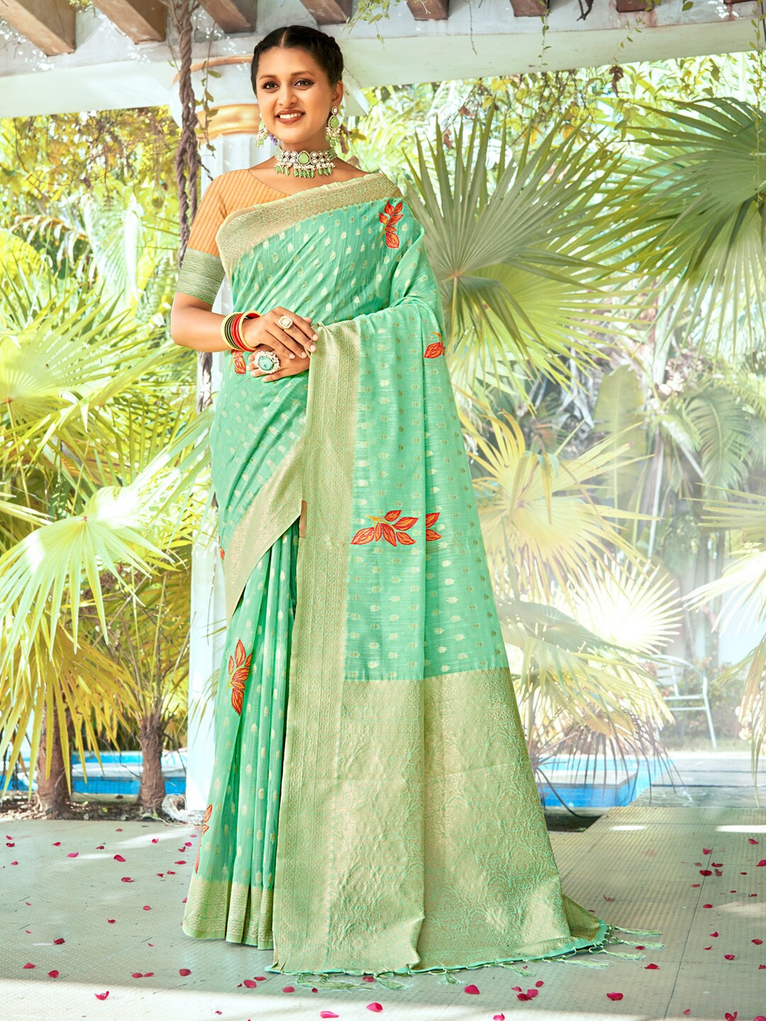 

Mitera Ethnic Woven Design Zari Saree, Green