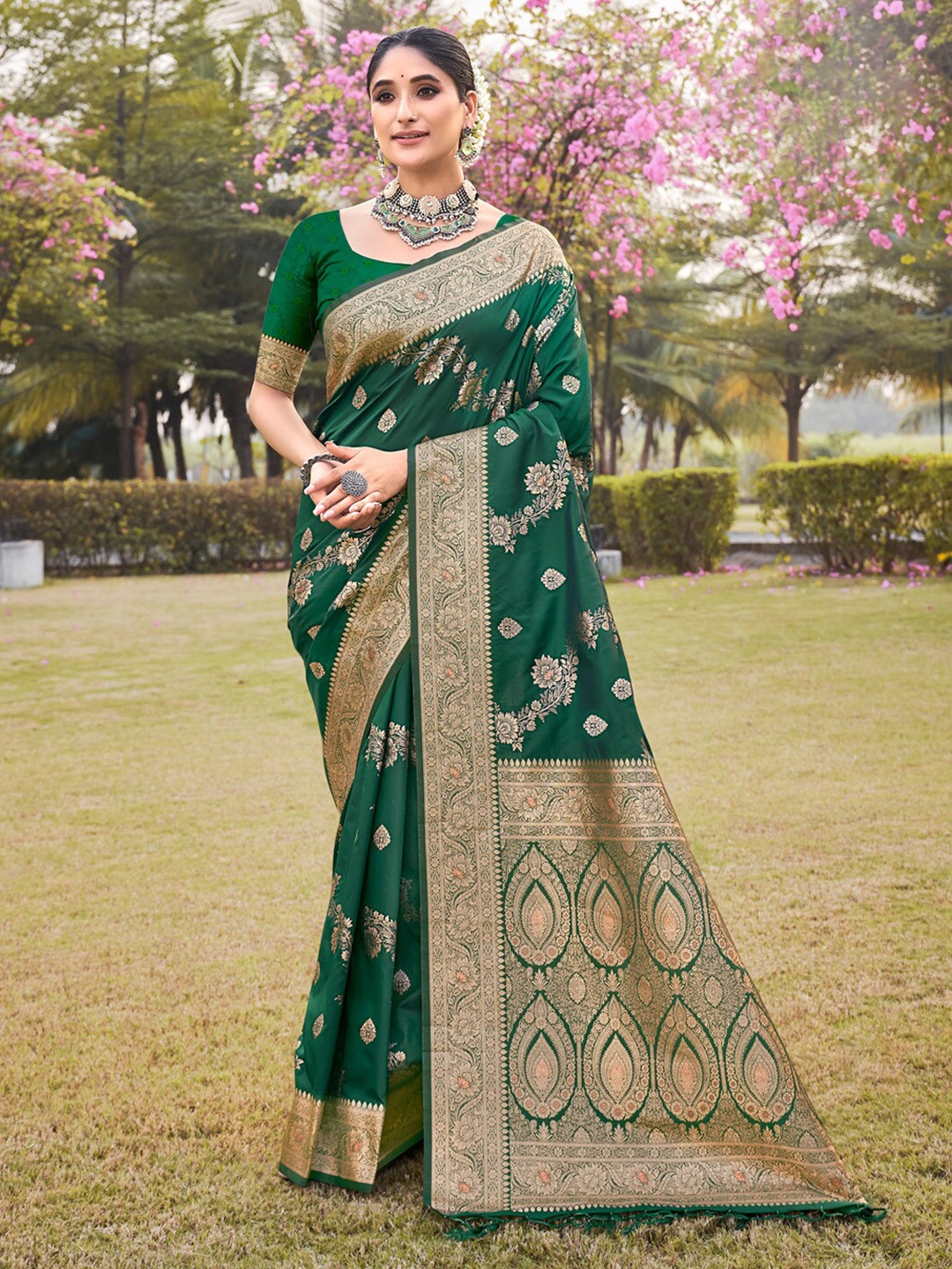

Mitera Green & Gold-Toned Floral Woven Design Banarasi Saree
