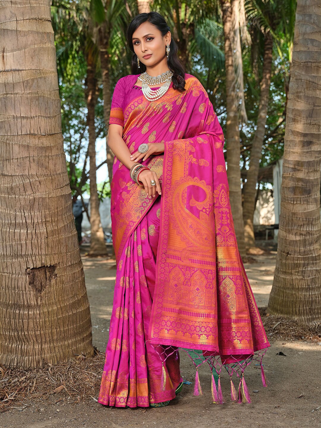 

Mitera Magenta & Gold-Toned Ethnic Motifs Woven Design Zari Banarasi Saree