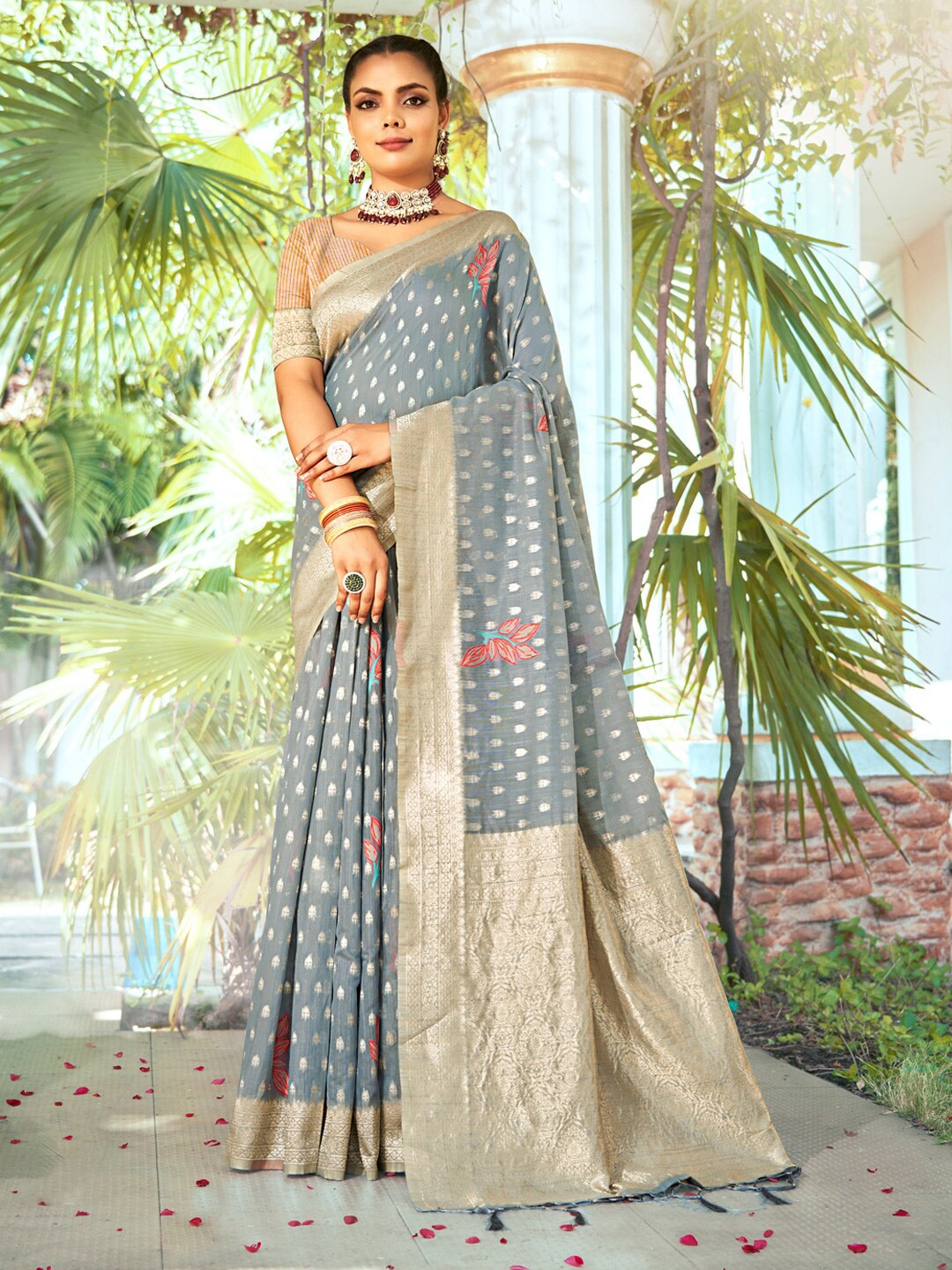 

Mitera Ethnic Woven Design Zari Saree, Grey
