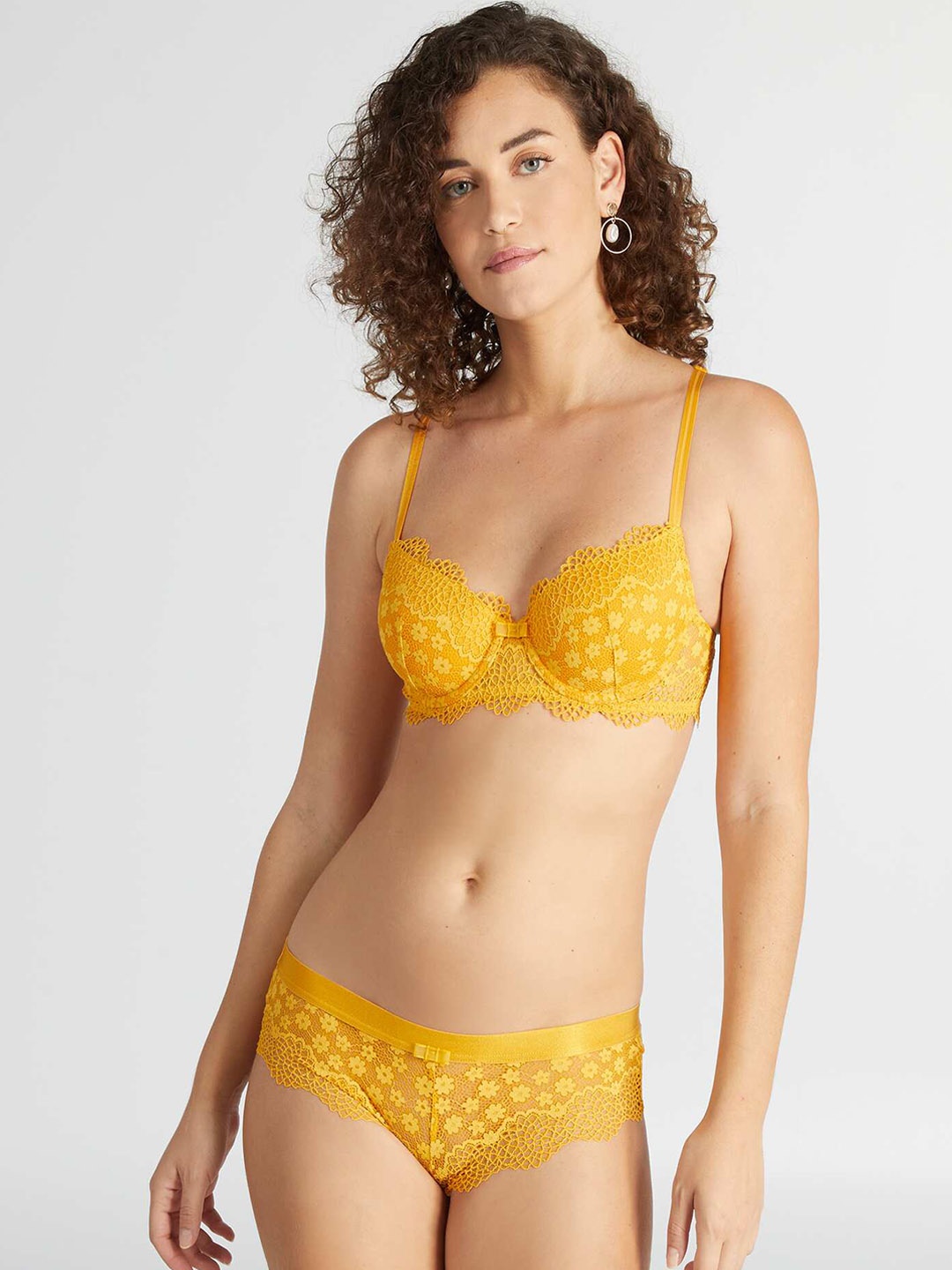 KIABI Self Design Mid-Rise Lace Boy Boy Shorts, Yellow