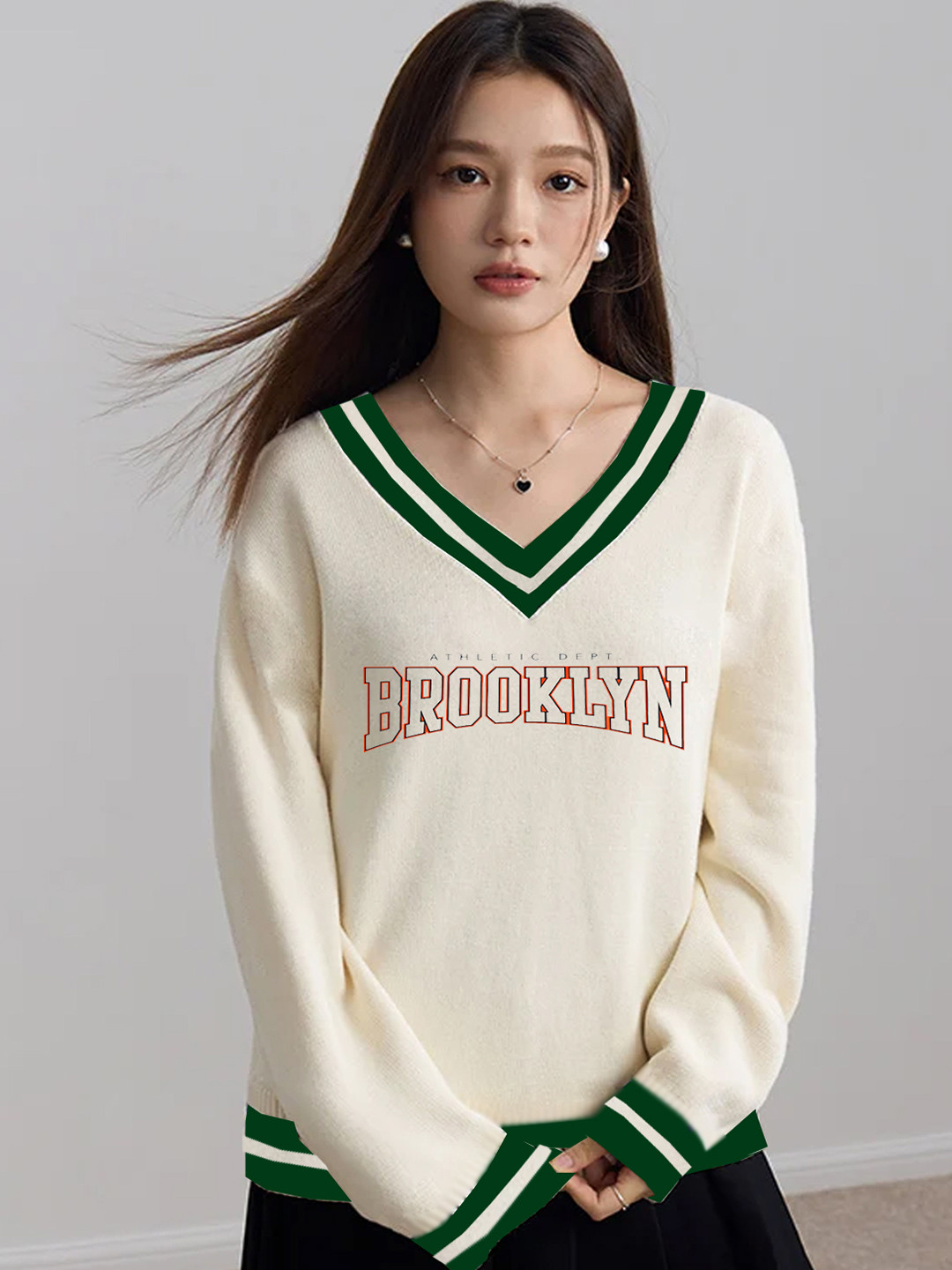 

CLAFOUTIS Oversized V-Neck T-shirt, White