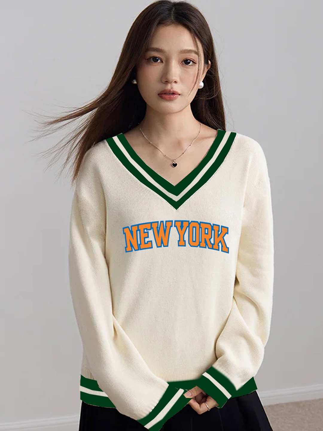 

CLAFOUTIS Oversized V-Neck T-shirt, White