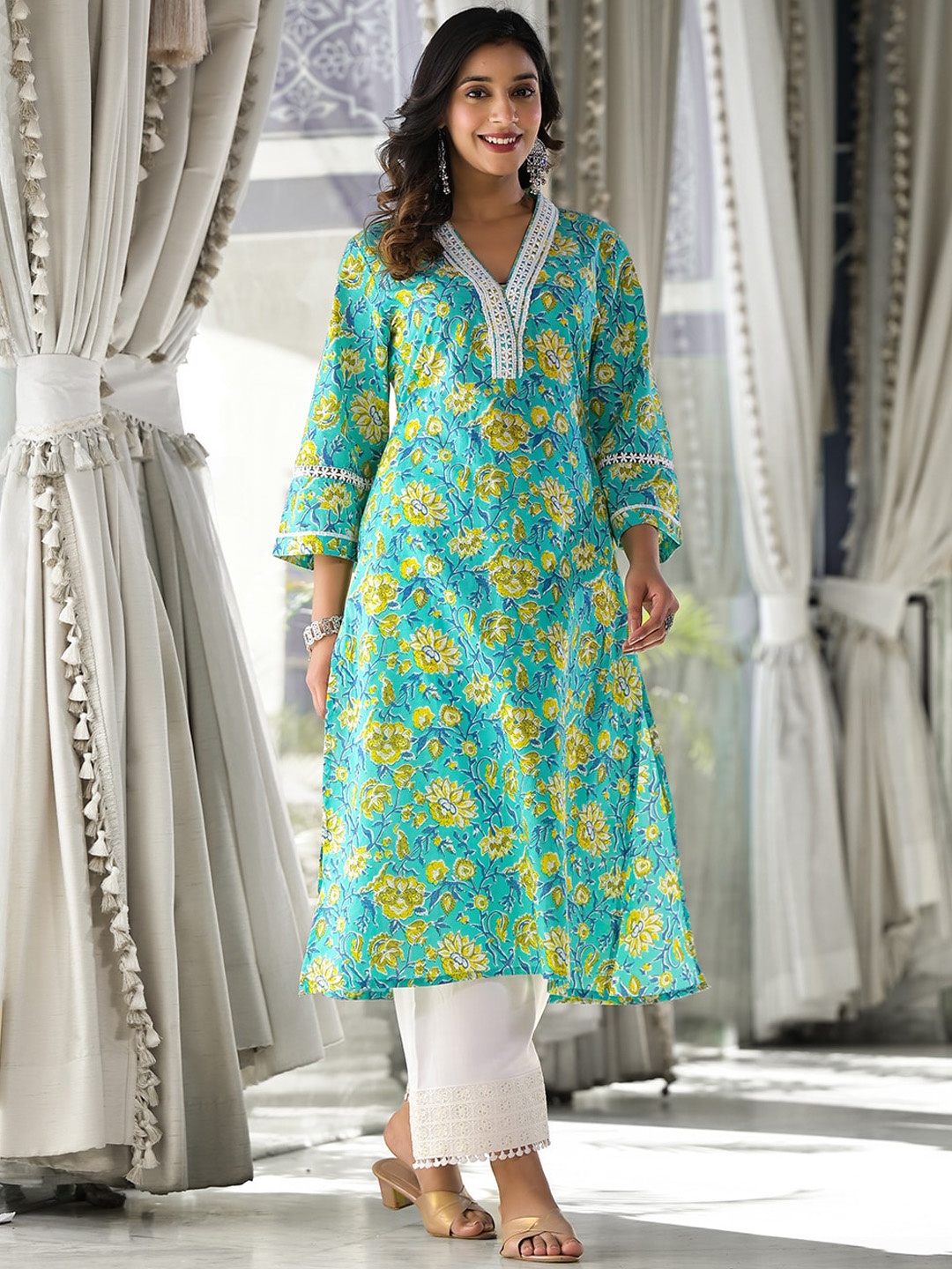 

Varanga Floral Printed V- Neck Thread work Straight Kurta, Sea green