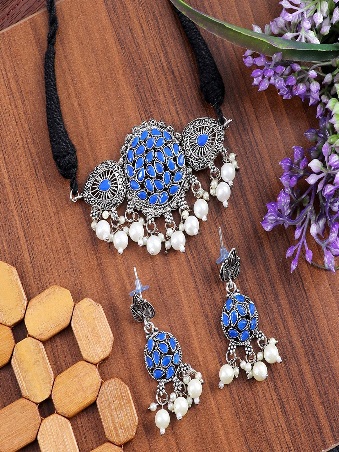 

UNIVERSITY TRENDZ Silver-Plated Kundan-Studded & Pearl-Beaded Jewellery Set