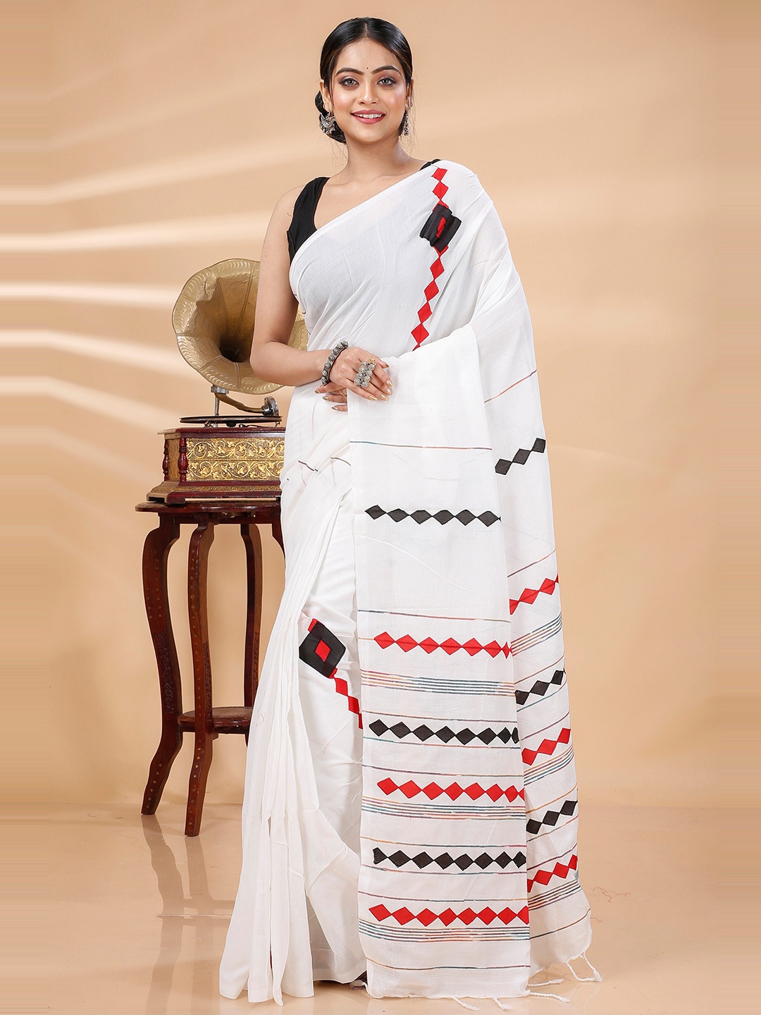 

DipDiya Geometric Woven Design Pure Cotton Taant Saree, White