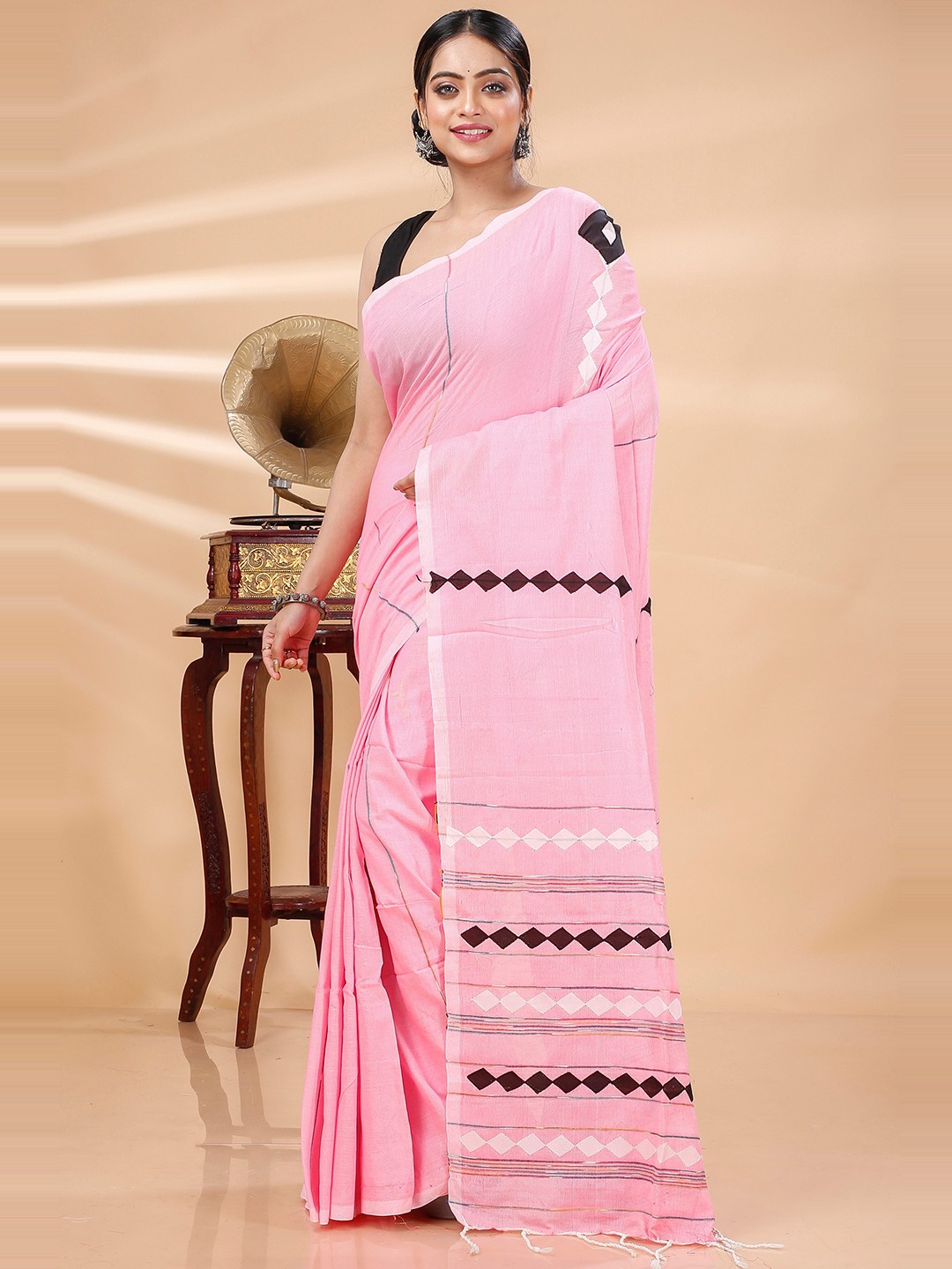 

DipDiya Geometric Woven Design Zari Pure Cotton Taant Saree, Pink
