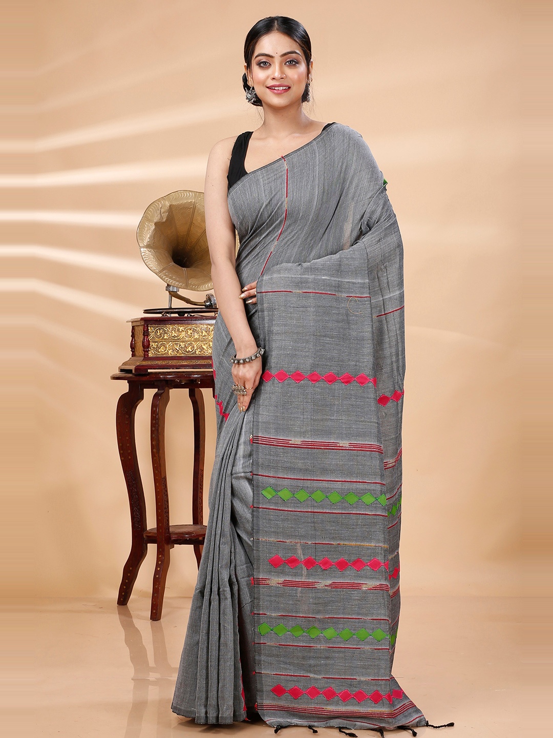 

DipDiya Geometric Woven Design Pure Cotton Taant Saree, Grey