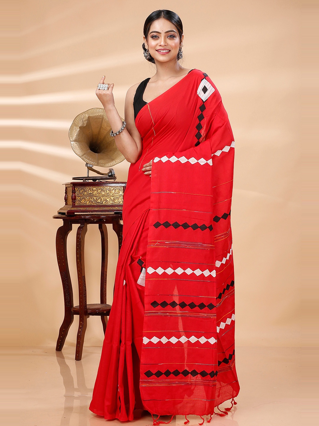 

DipDiya Striped Woven Design Pure Cotton Taant Saree, Red