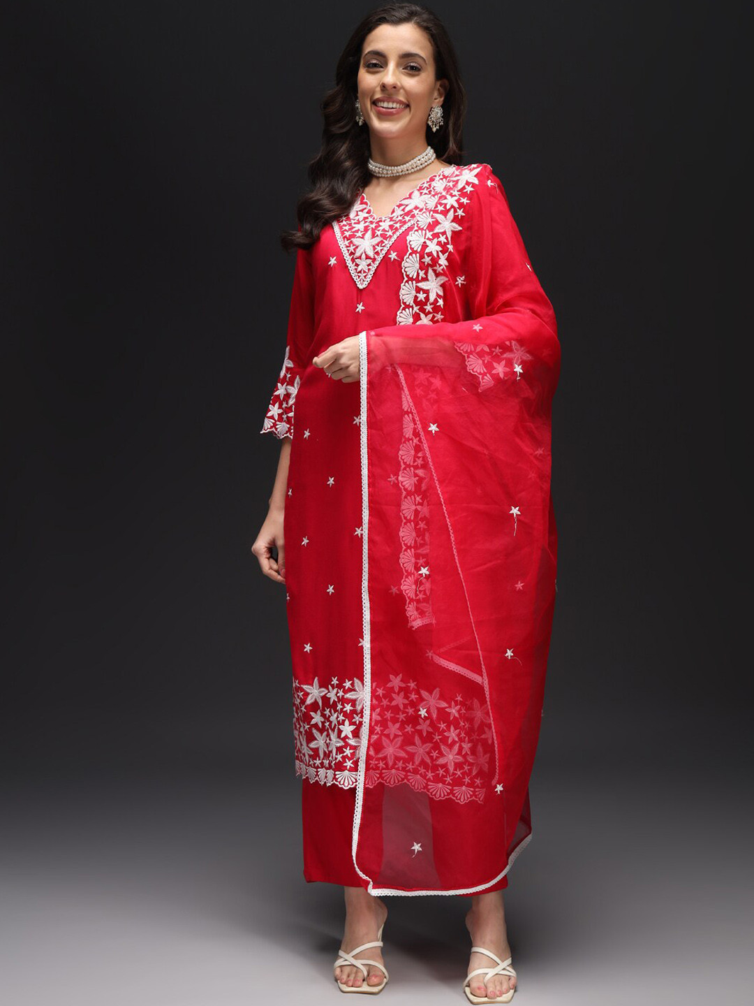 

HEEPOSH Floral Embroidered Thread Work Silk Crepe Kurta With Trouser & Dupatta, Red