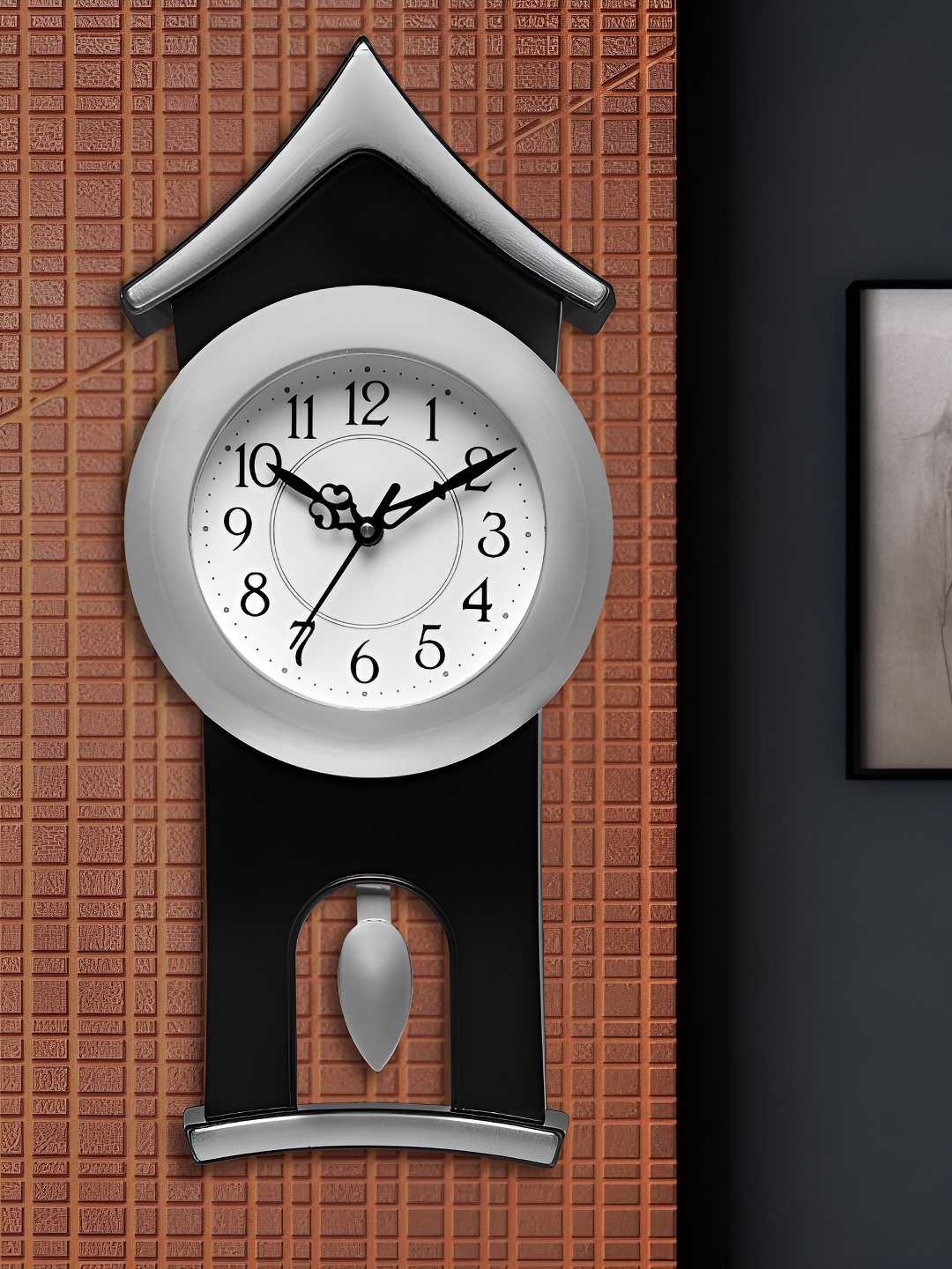 

Attractionz Silver-Toned & Black Textured Analogue Contemporary Wall Clock