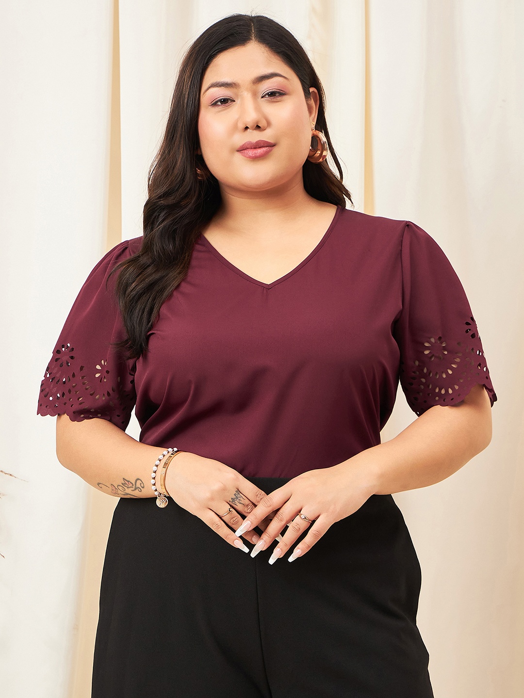 

Berrylush Curve Plus Size Maroon V-Neck Puff Sleeves Top